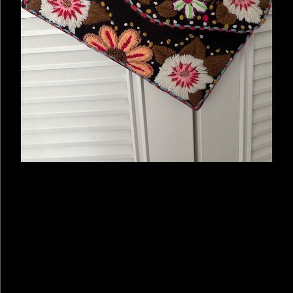 New Francesca’s crossbody floral embroidered bag with chain strap - Picture 4 of 10